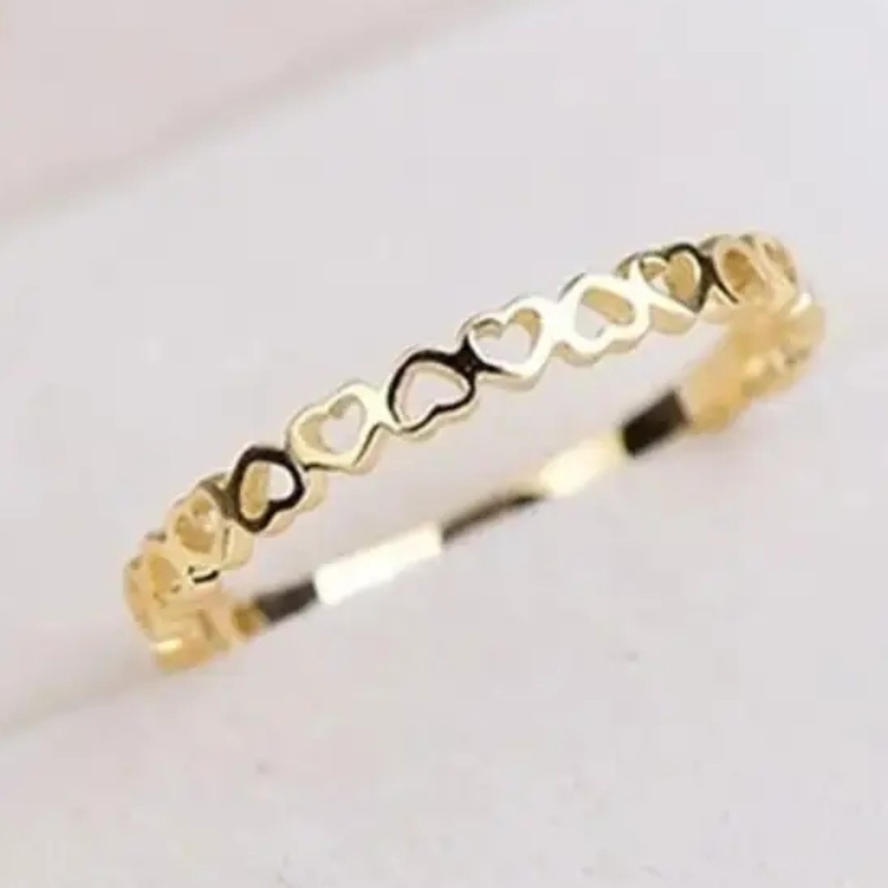 Elegant Gold Heart Pattern Ring